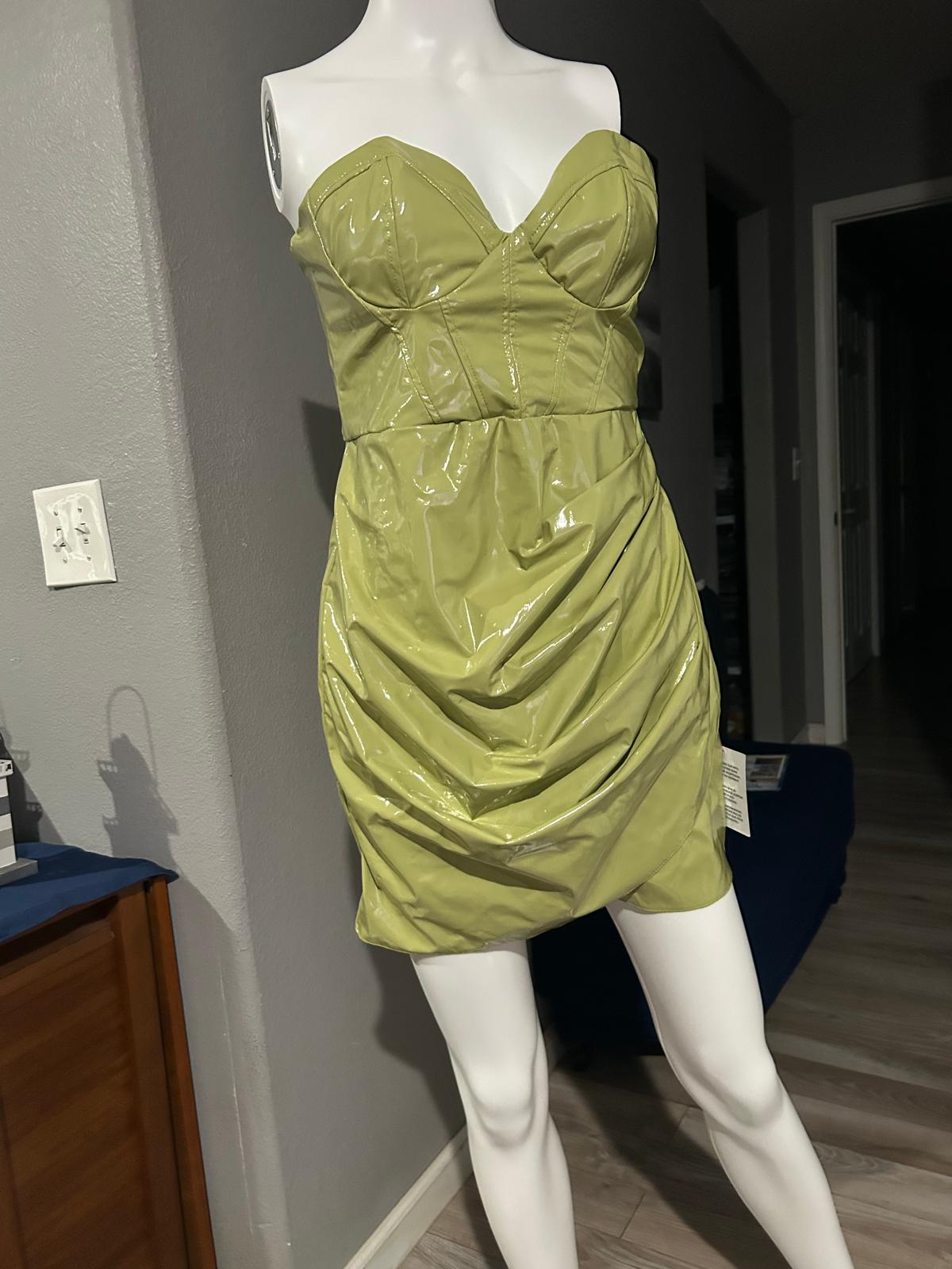 Vestido Verde Charol con Corsé — vestido importado