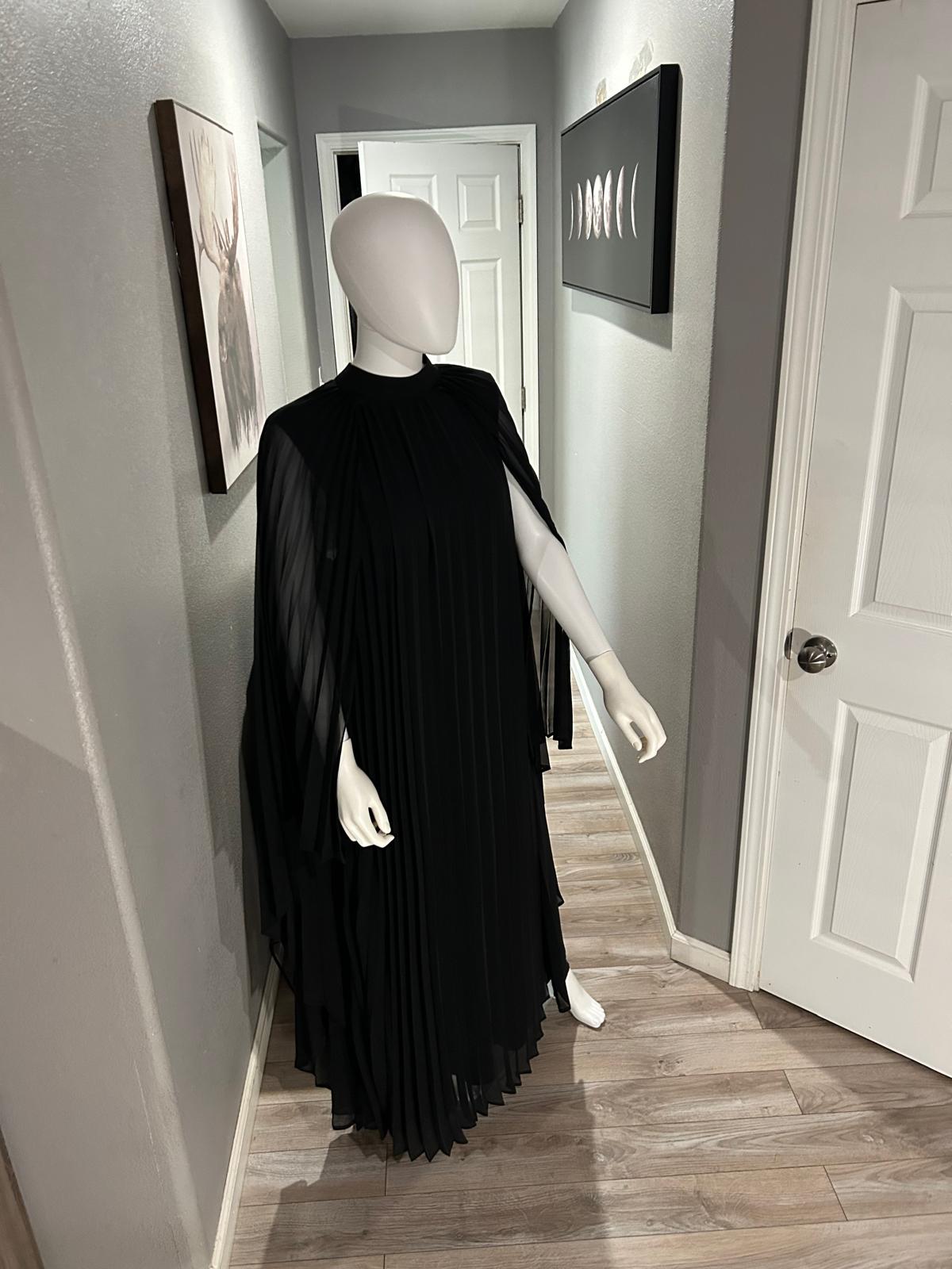 Vestido Negro con Capa Plisada — vestido importado