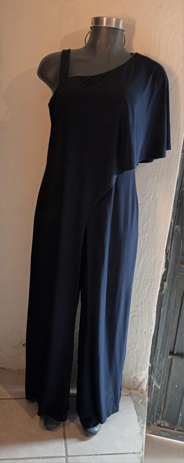 Jumpsuit Negro de Un Hombro con Capa — vestido importado