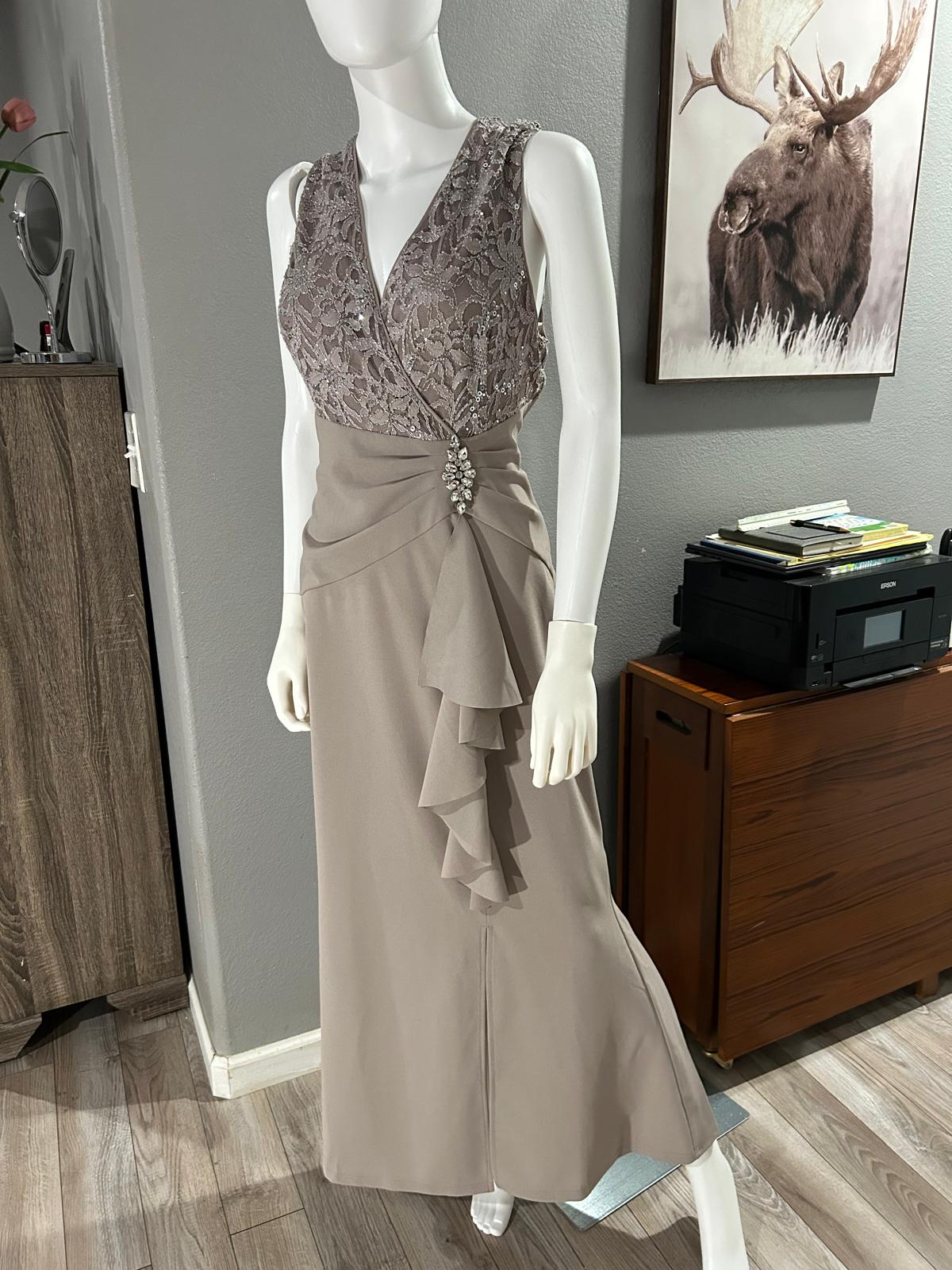 Vestido Taupe con Encaje — vestido importado