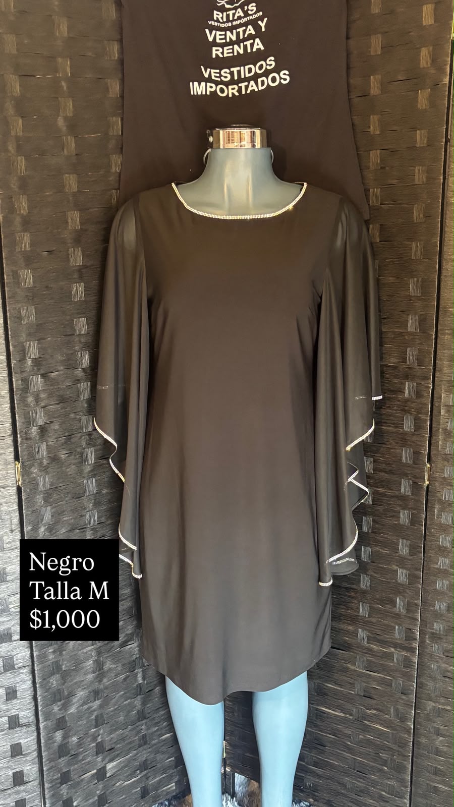 Vestido Negro con Manga Capa y Pedrería — vestido importado