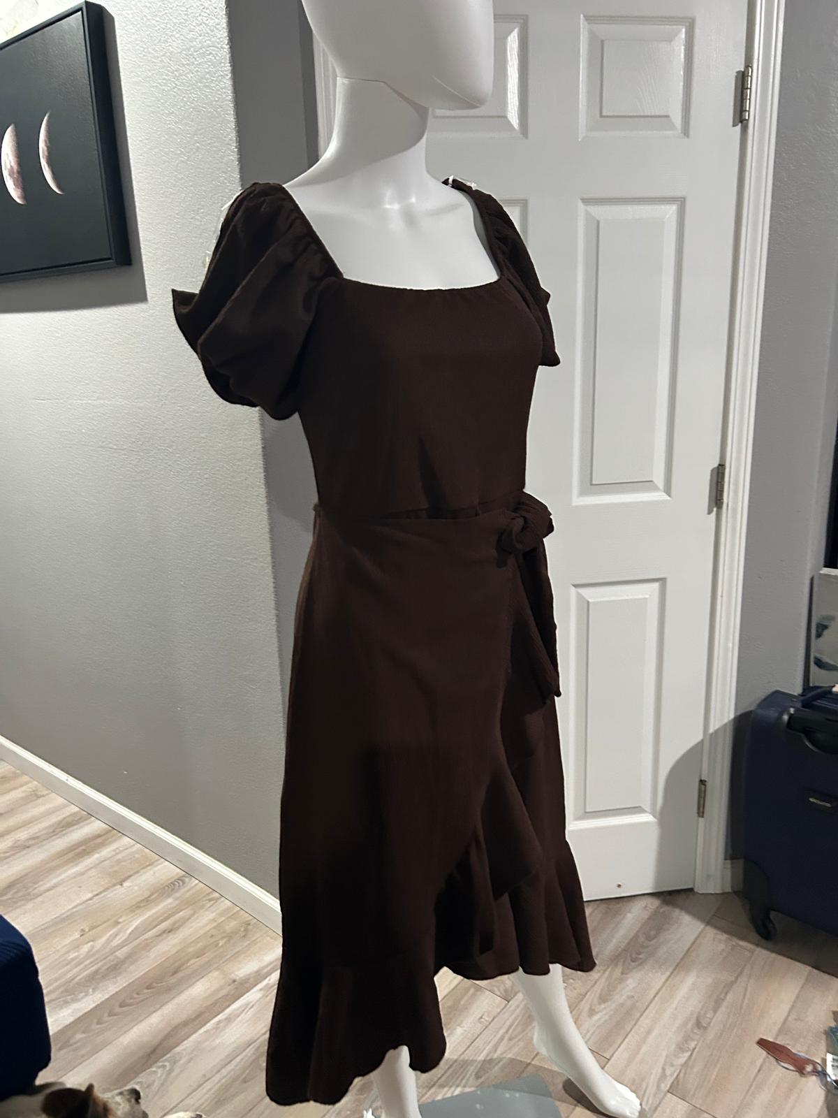 Vestido Chocolate con Olán vista 2