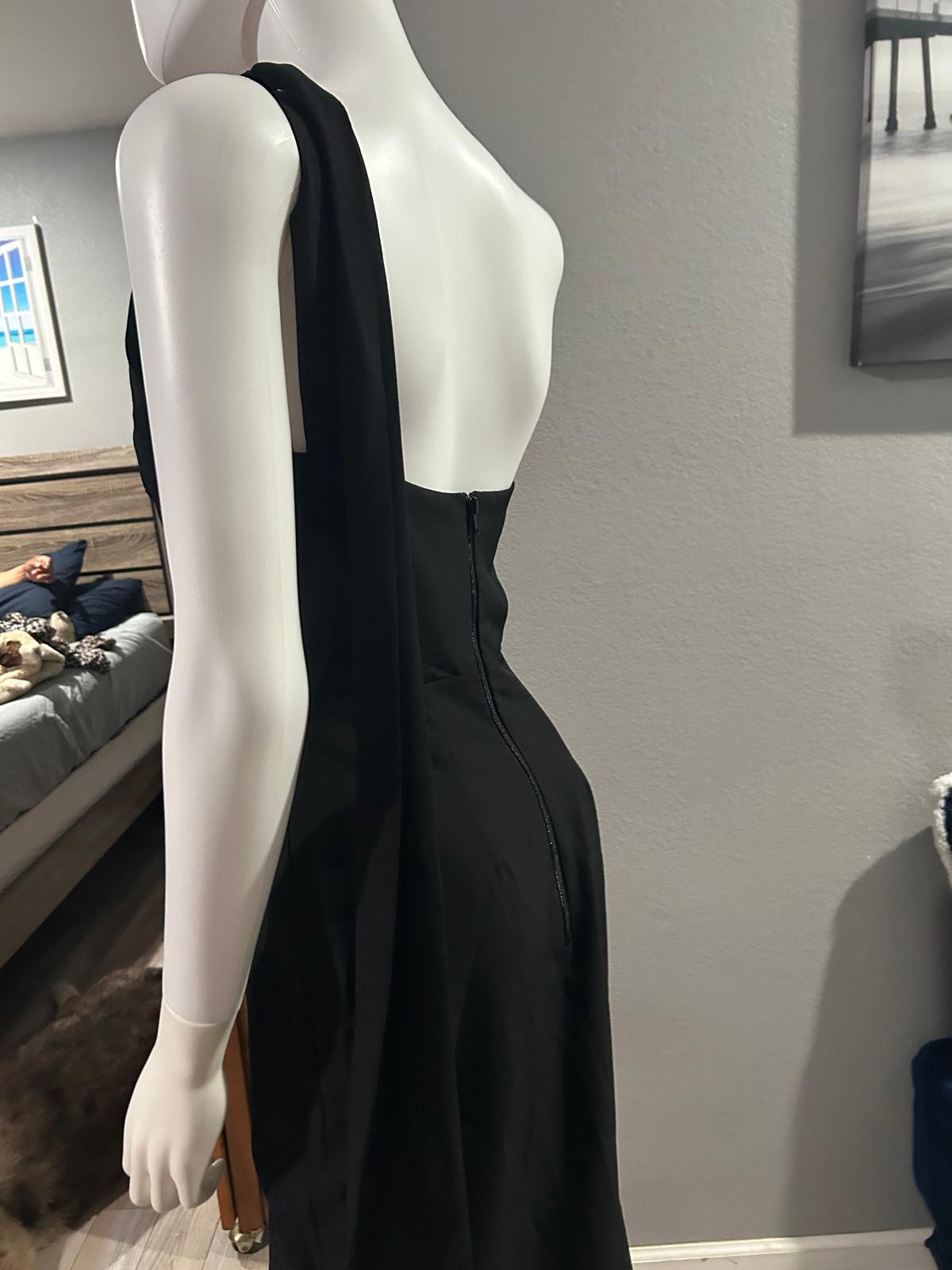 Vestido Negro de Un Hombro vista 2