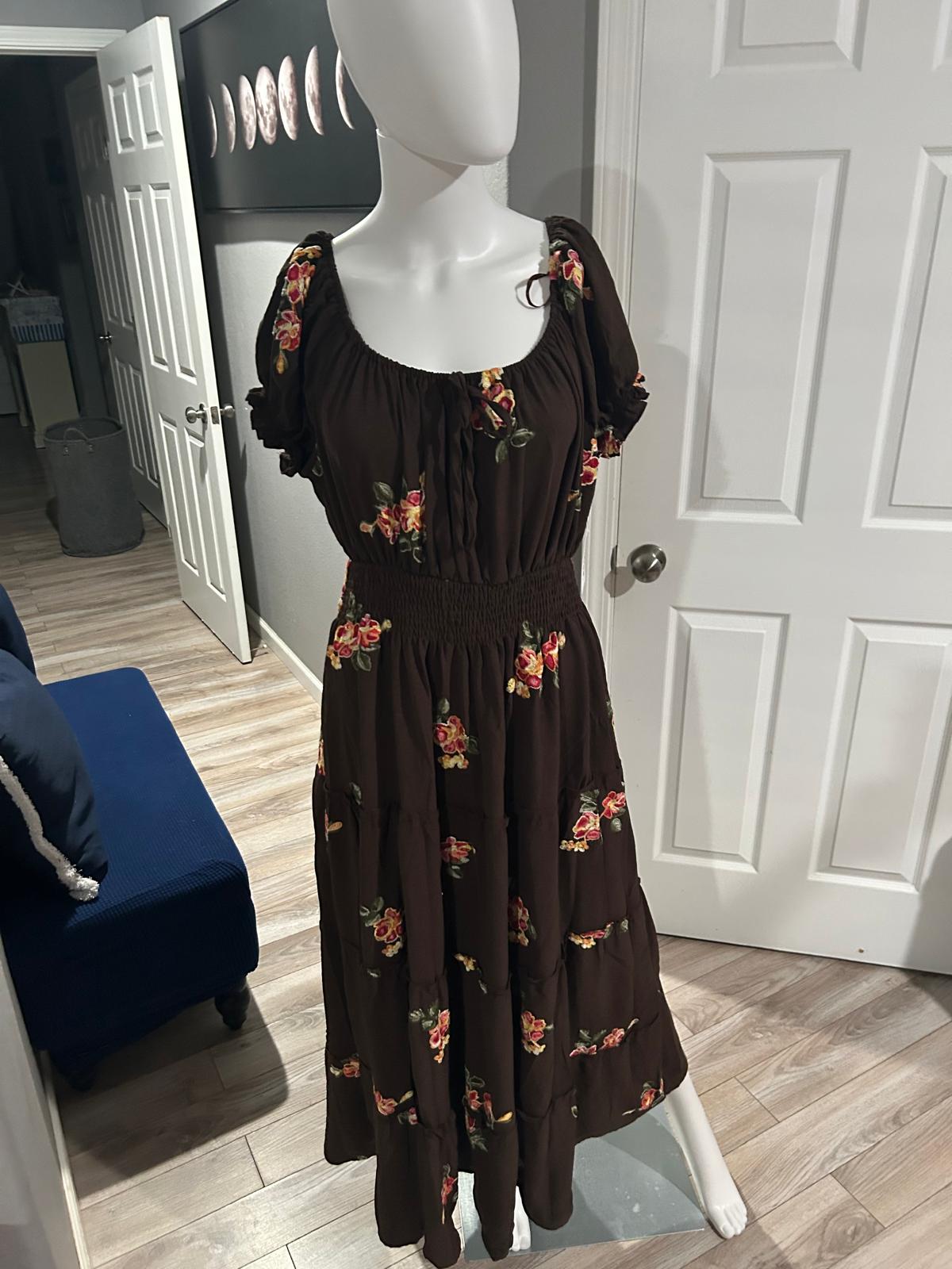 Vestido Café con Flores Bordadas — vestido importado