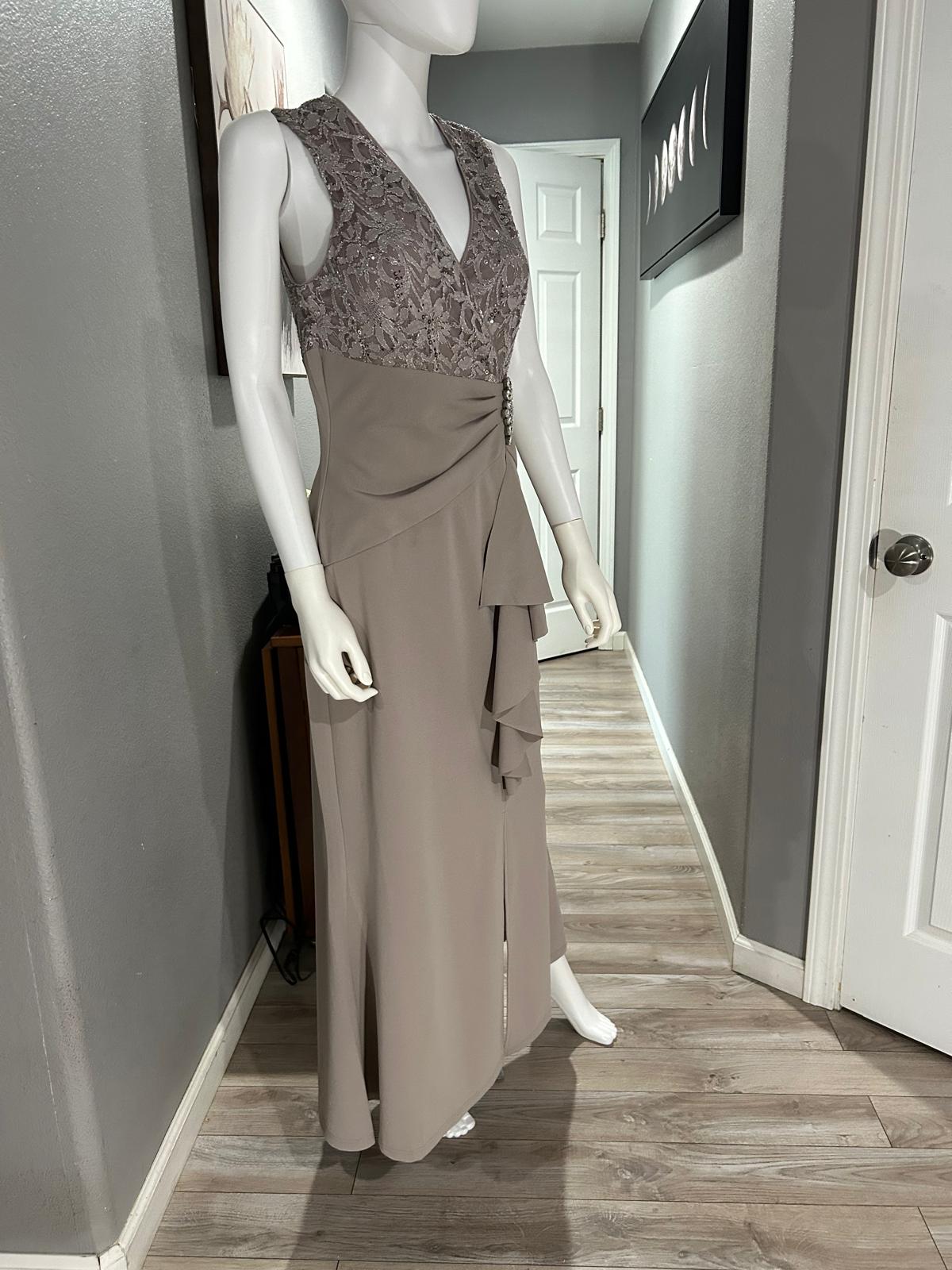 Vestido Taupe con Encaje vista 2
