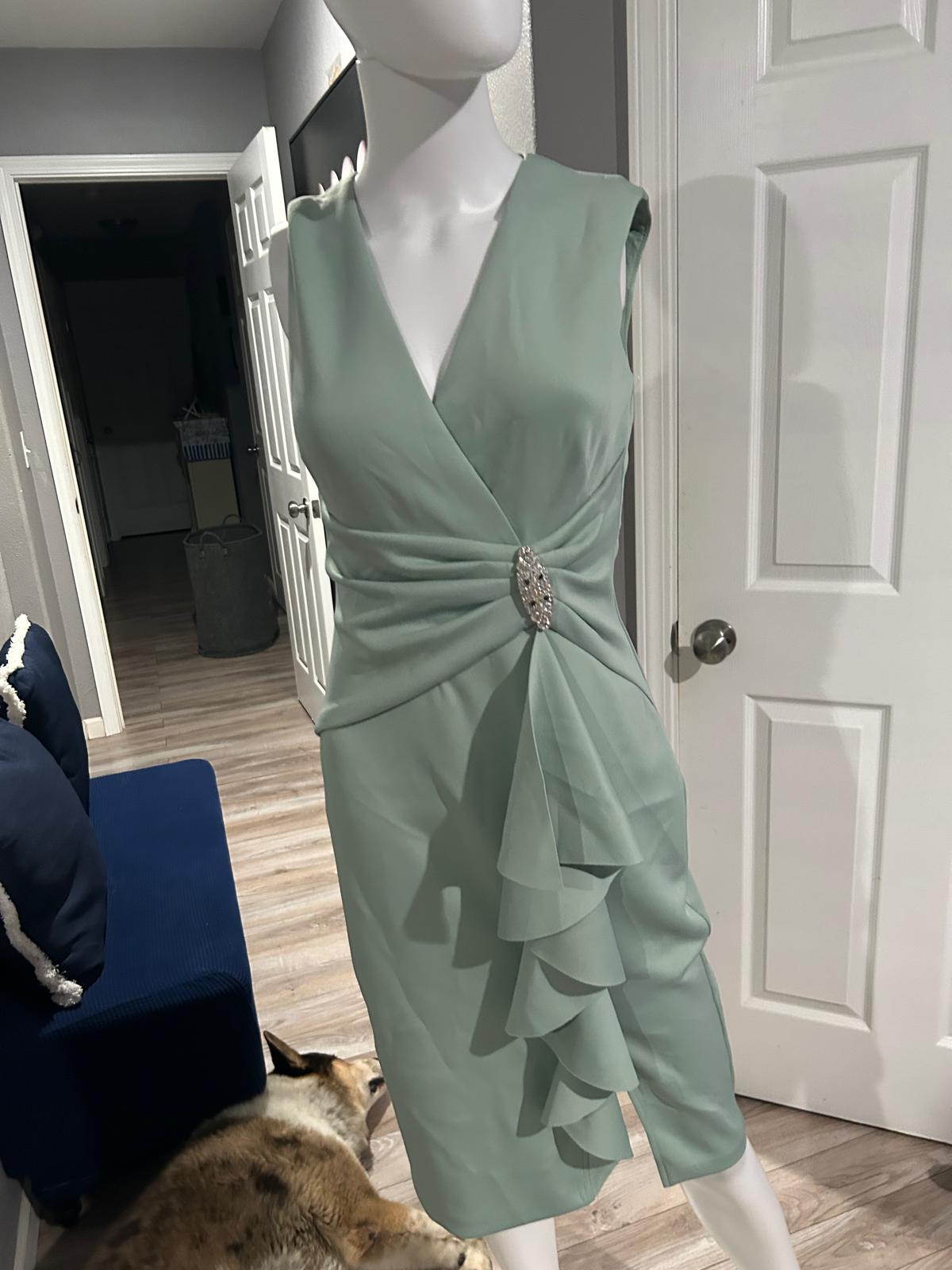 Vestido Verde Sage con Broche — vestido importado