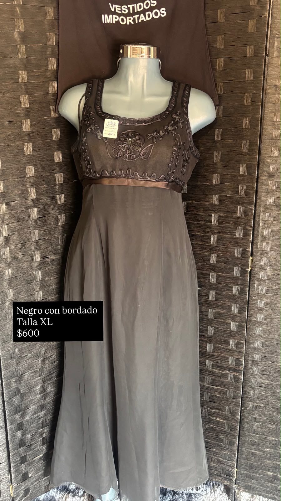 Vestido Negro con Bordado — vestido importado