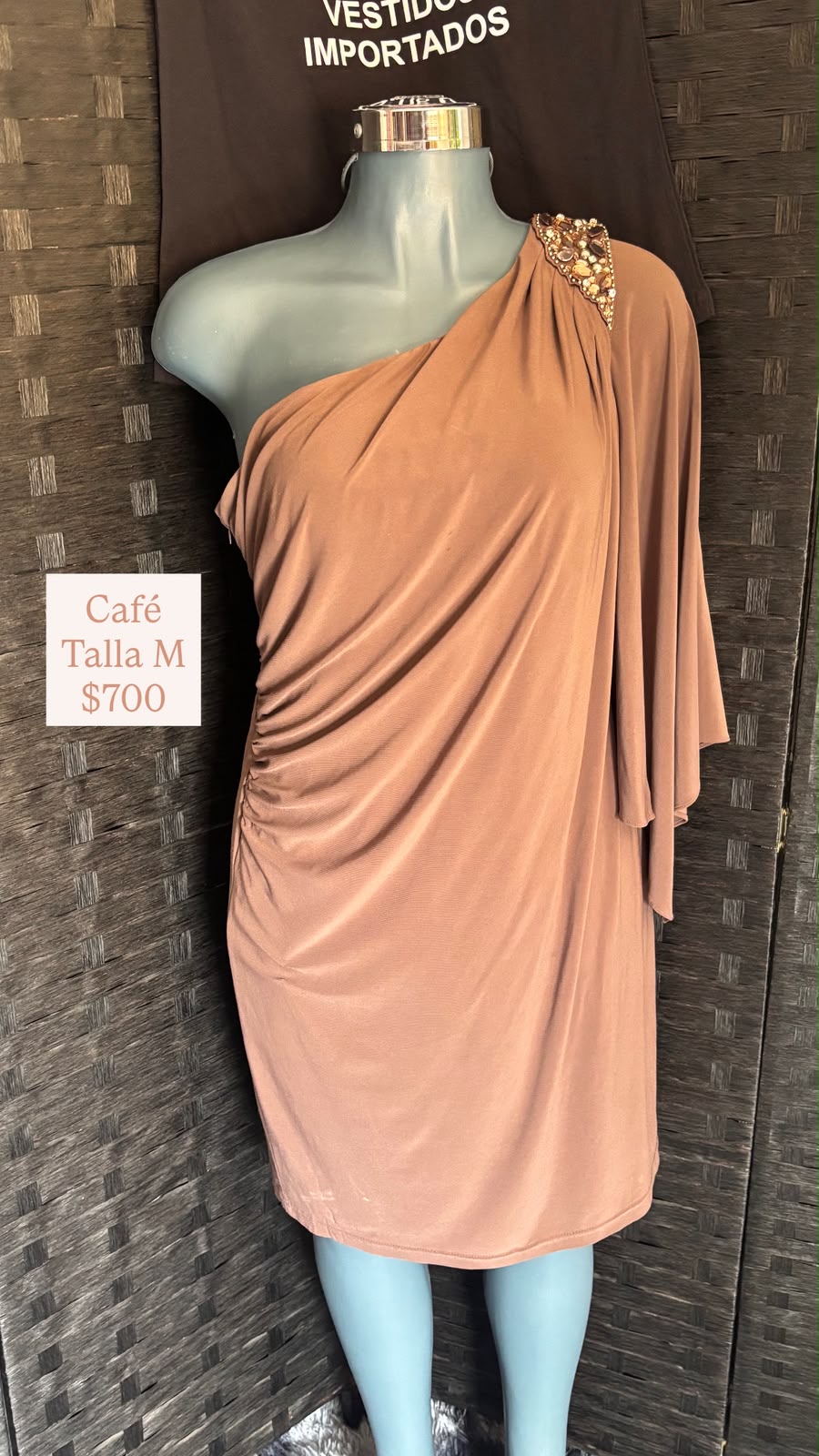 Vestido Café Un Hombro con Pedrería — vestido importado
