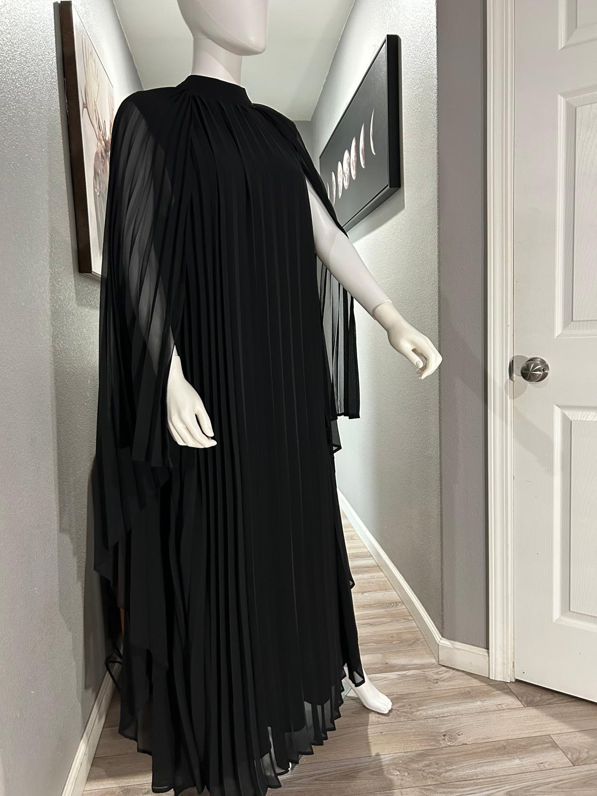 Vestido Negro con Capa de Gasa Plisada — vestido importado